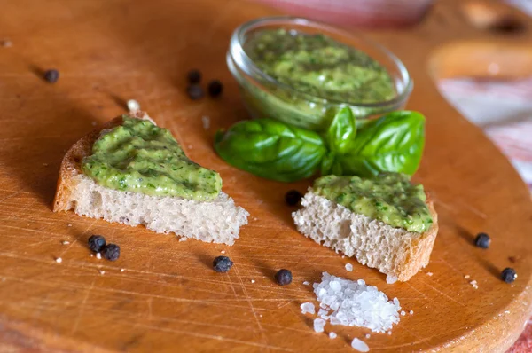 Canapé with pesto sauce