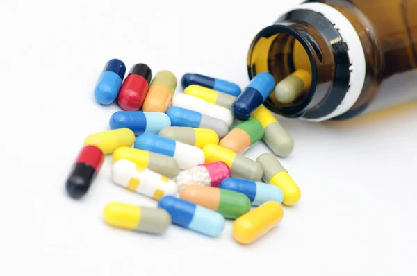 Assortiment van capsules en medicijnflesje — Stockfoto
