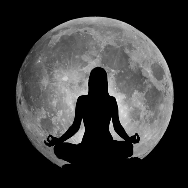 Yoga positie silhouet tegen de maan — Stockfoto