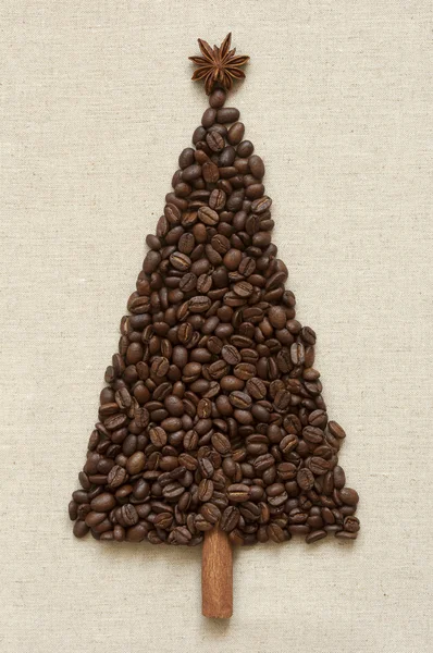 Weihnachtsbaum aus Kaffee und Zimt — Stockfoto