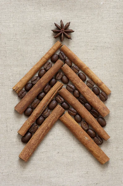 Christmas tree made of coffee and cinnamon — Stock Photo, Image