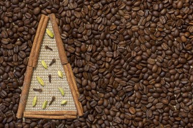 Tarçın ve kahve Noel ağacı yapılmış