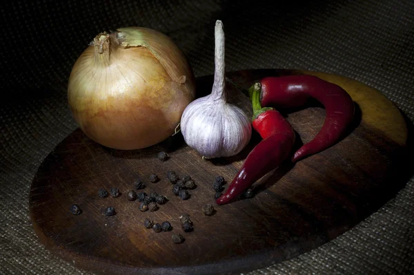 Legumes picantes na tábua de corte — Fotografia de Stock