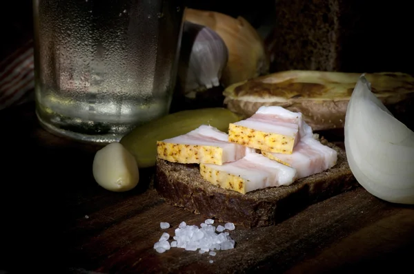 Sandwich con manteca de cerdo salada y vodka — Foto de Stock