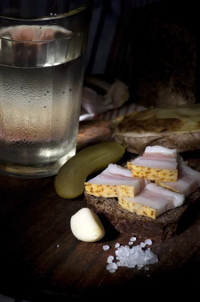 Sandwich mit gesalzenem Schmalz und Wodka — Stockfoto
