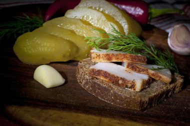 Baharatlı domuz yağı ile sandviç