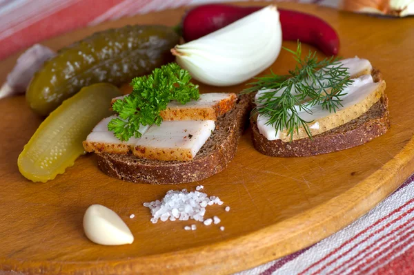 Broodjes met gezouten en gekruide reuzel — Stockfoto