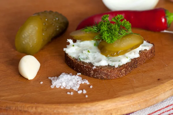 Siyah ekmek üzerinde yayılan domuz yağı yakın