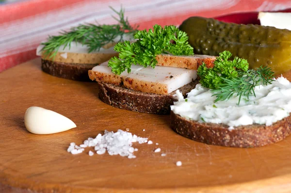 Broodjes met gezouten, gekruid en verspreiden van reuzel — Stockfoto