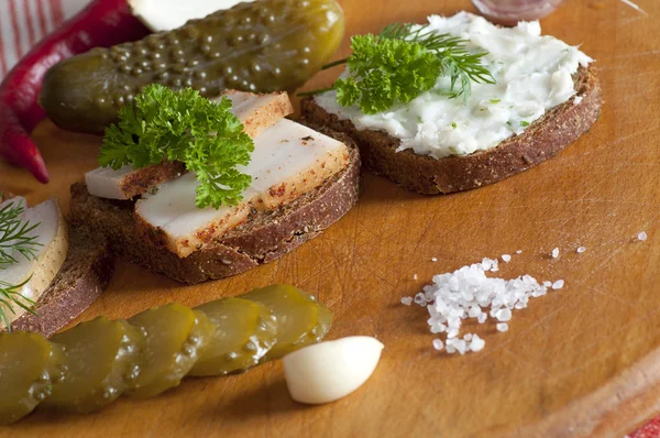 Sandviç ile tuzlu, baharatlı ve domuz yağı yaymak — Stok fotoğraf