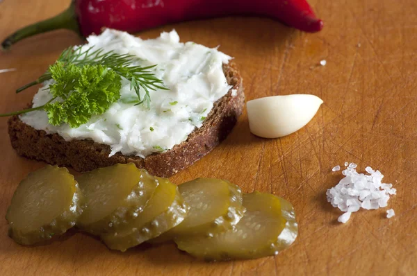 Reuzel verspreiding op roggebrood close-up — Stockfoto