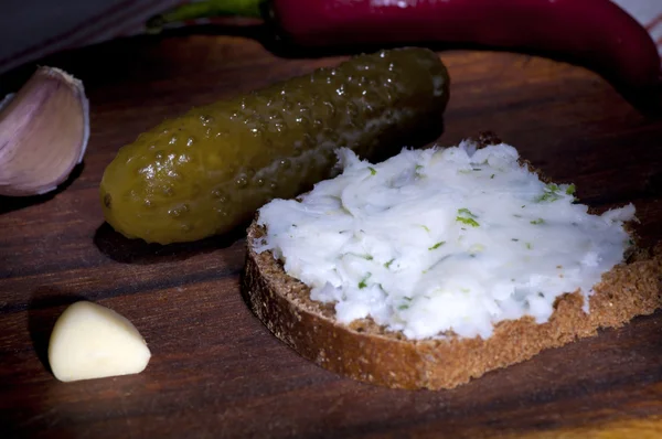 Schmalzaufstrich auf Roggenbrot aus nächster Nähe — Stockfoto