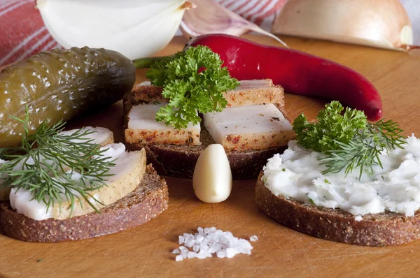 Broodjes met gezouten, gekruid en verspreiden van reuzel — Stockfoto