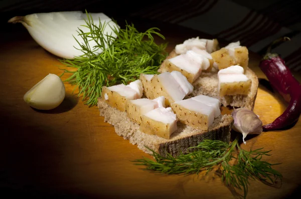 Бутерброд з солоним салатом, легкий пензлик — стокове фото