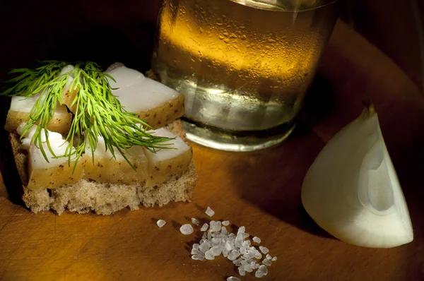 Tuzlanmış domuz yağı ve votka, ışık fırça ile sandviç — Stok fotoğraf