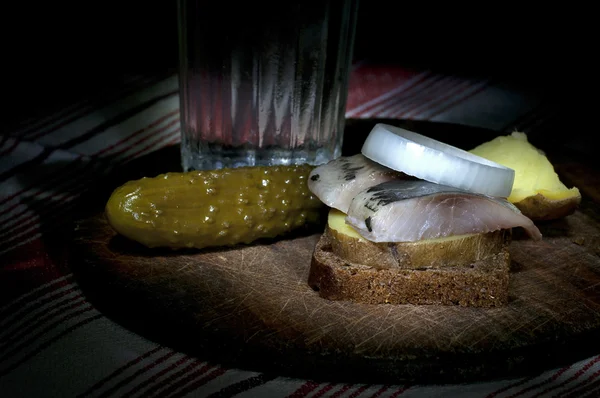 Сэндвич с сельдью и водкой — стоковое фото