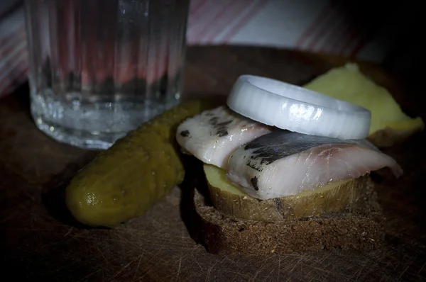 Сэндвич с сельдью и водкой — стоковое фото