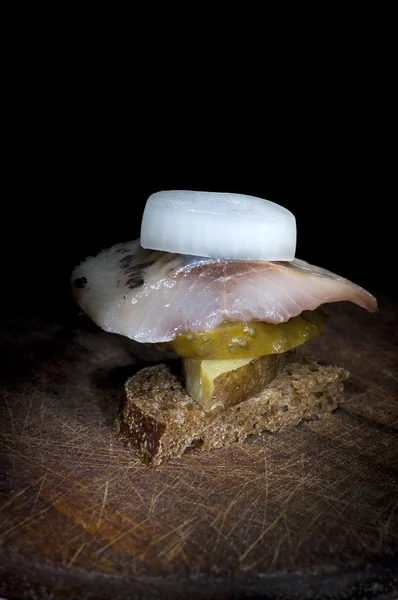 Canapé con arenque, patata, pepino y cebolla — Foto de Stock