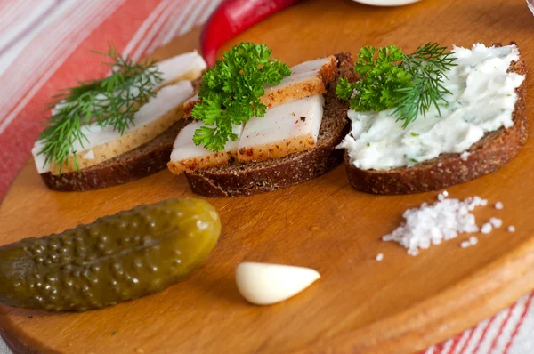 Broodjes met gezouten, gekruid en verspreiden van reuzel — Stockfoto