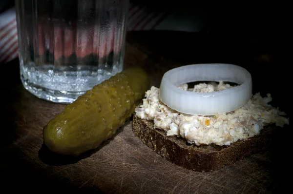 Sandwich met forshmak (gehakt haring) en glas wodka Rechtenvrije Stockfoto's