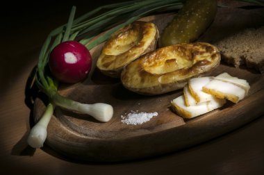 Pişmiş patates, tuzlanmış domuz yağı ve soğan, fırça ışık