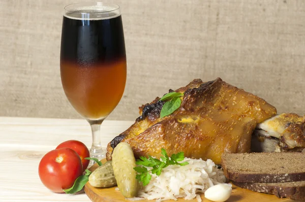 Roasted pork leg served with sauerkraut and sliced beer — Stock Photo, Image