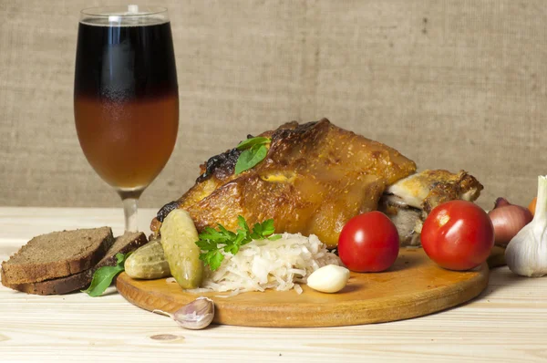 Roasted pork leg served with sauerkraut and sliced beer — Stock Photo, Image