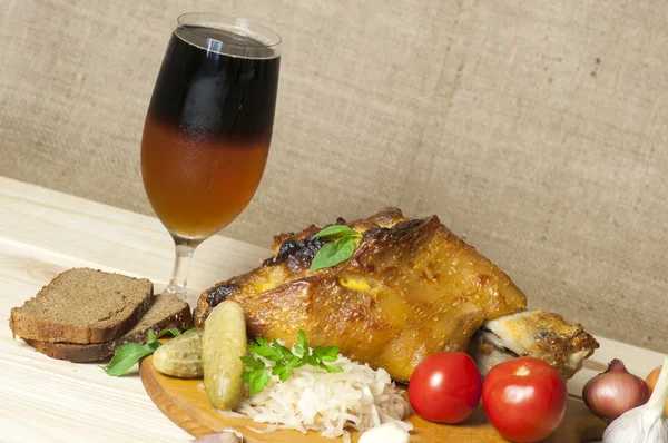 Roasted pork leg served with sauerkraut and sliced beer — Stock Photo, Image