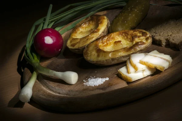 Patata al horno, manteca de cerdo salada y cebolla, cepillo ligero —  Fotos de Stock