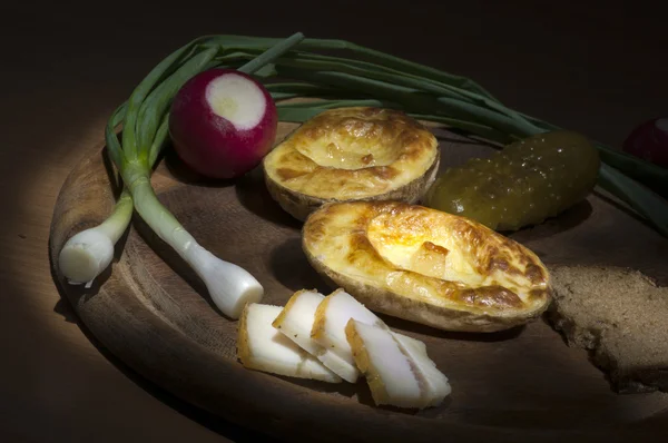 Gebakken aardappel, gezouten spek en ui, licht borstel — Stockfoto