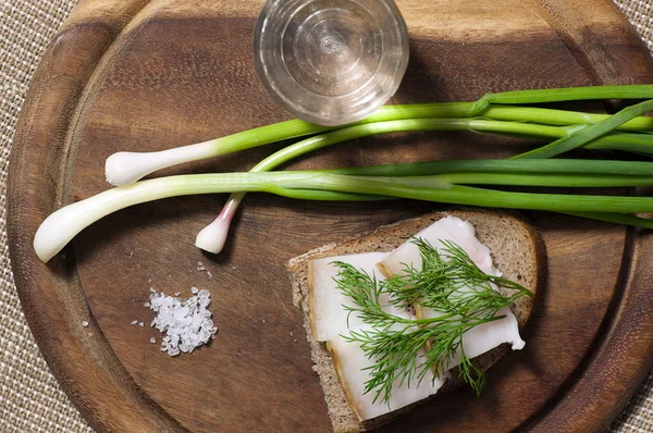 Sandwich met gezouten spek op roggebrood en wodka — Stockfoto