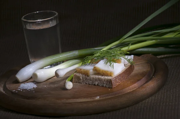 Sandwich met gezouten spek op roggebrood en wodka Rechtenvrije Stockfoto's