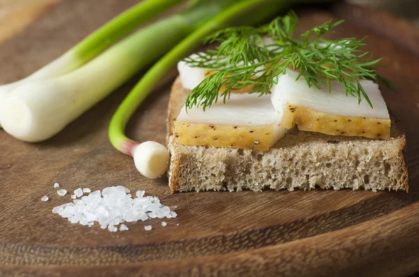 Sandwich met gezouten spek op roggebrood Rechtenvrije Stockafbeeldingen