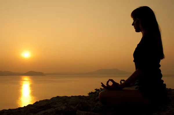 Posición de loto de yoga al amanecer —  Fotos de Stock