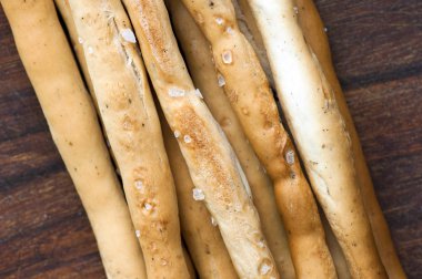 Tuzlu İtalyan grisini ahşap kesme tahtası üzerinde kapat