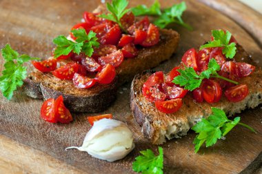 Bütün tahıl ekmeği kiraz domates ile İtalyan bruschetta
