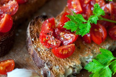 Bütün tahıl ekmeği kiraz domates ile İtalyan bruschetta