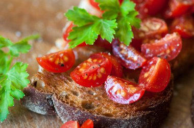 Bütün tahıl ekmeği kiraz domates ile İtalyan bruschetta