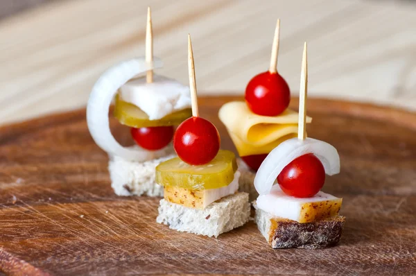 Canape mit gesalzenem Schmalz, Brot, Kirschtomaten, eingelegten Gurken — Stockfoto