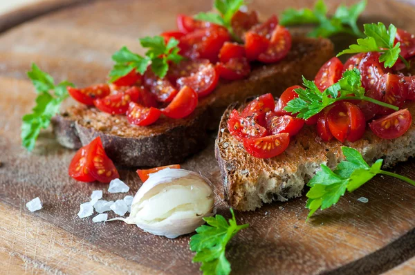 Italian bruschetta with cherry tomatoes on whole grain bread — Stock Photo, Image