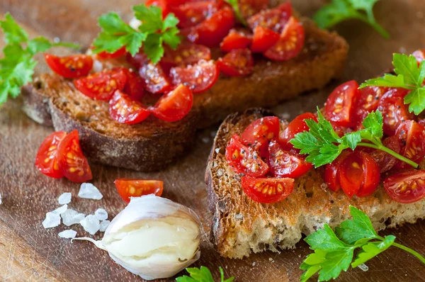 Italian bruschetta with cherry tomatoes on whole grain bread — Stock Photo, Image