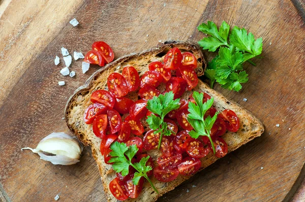 Italian bruschetta with cherry tomatoes on whole grain bread — Stock Photo, Image
