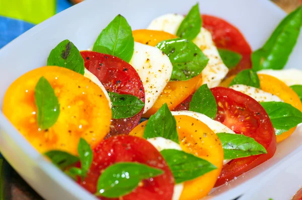 Caprese-Salat aus roten und gelben Tomaten — Stockfoto
