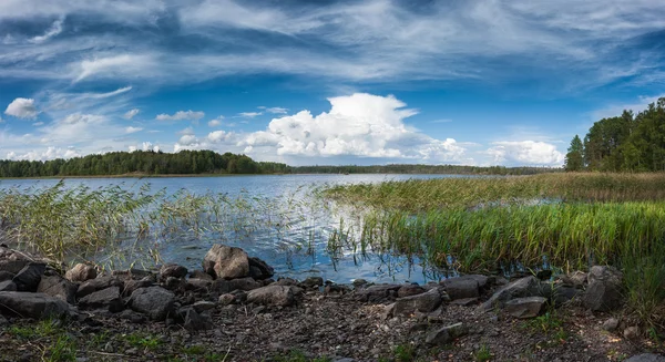 Ladožské jezero s kamenitou lake shore panorama — Stock fotografie