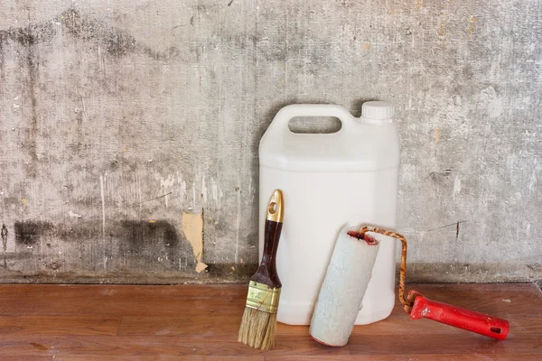 Reparação de muro de concreto velho quarto, piso marrom sujo e ferramentas — Fotografia de Stock