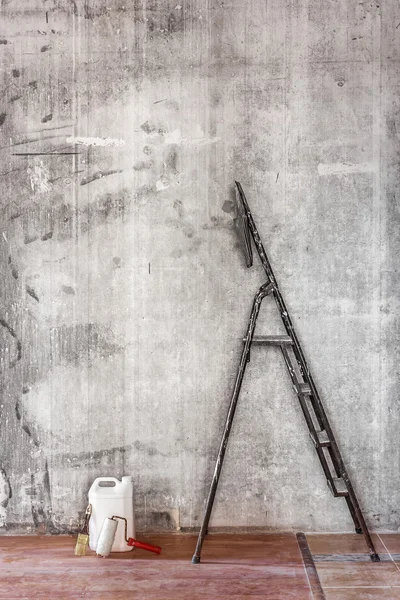 Kirli kat, Oda tamir beton duvar eski bir merdiven — Stok fotoğraf