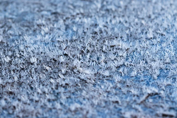 選択的焦点 被写界深度の浅いフラット表面クローズアップビュー上の白い霜結晶 — ストック写真