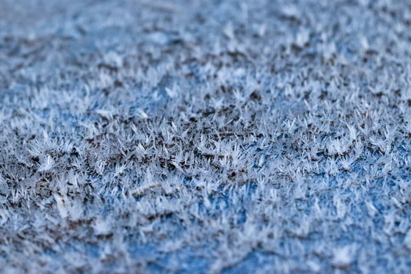 Weiße Raureifkristalle Auf Flacher Oberfläche Nahaufnahme Makroaufnahme Mit Selektivem Fokus — Stockfoto