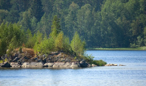 Ladoga sjö med ön under solljus — Stockfoto