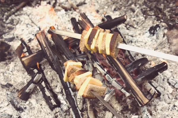 Fromage grillé le feu et le pain avec filtre style Instagram — Photo